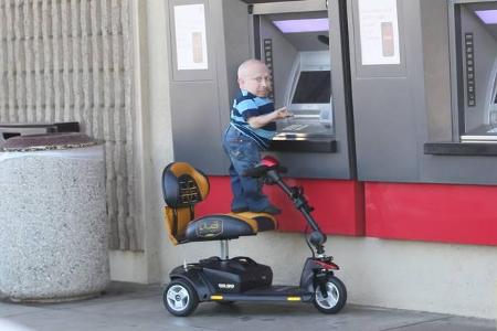 ...die nötige Freiheit wie auch Aufmerksamkeit: Wenn Verne Troyer die Straßen entlang kurvte, hielten sämtliche Paparazzi dr...