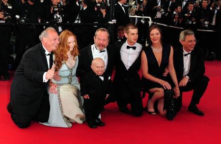 ...Aufmerksamkeit gewohnt war. Durch seine Körpergröße kamen oft die skurrilsten Bilder zustande - kein Hollywoodstar war si...