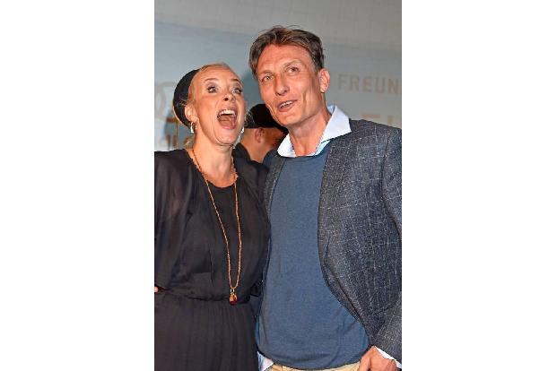 ...Evi und Claus Müller-Todt - HERRlich in Szene gesetzt von Katja Riemann und Oliver Masucci - sucht eine Putzfrau und scha...