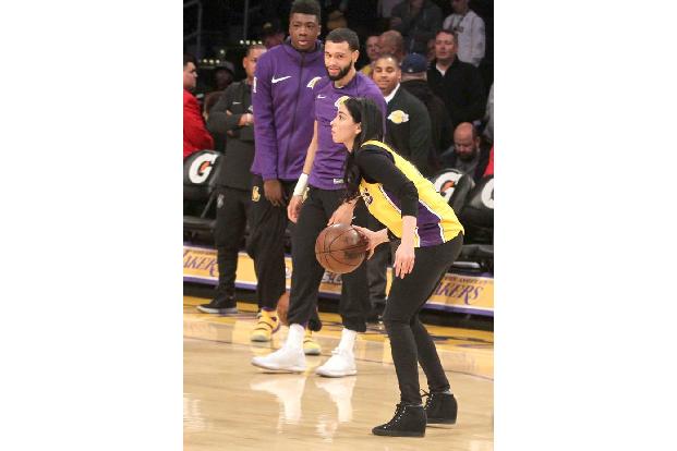 ...Comedienne Sarah Silverman, als sie Ende Januar dabei war, als die LA Lakers die New York Knicks besiegten. Ganz klar: De...