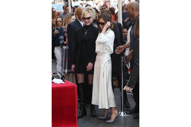 ...hatte sich unter die Gäste geschlichen. Victoria Beckham haben wir ja schon gesehen, aber erkennen Sie die Blondine links...