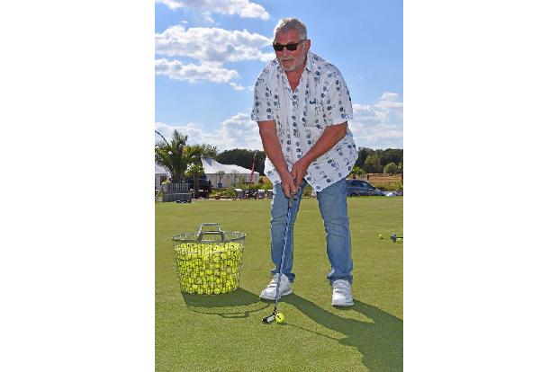 Auch Heinz Hoenig zeigte seine Künste auf dem Platz. Der gefeierte Schauspieler hat gleich einen ganzen Korb mit Golfbällen ...