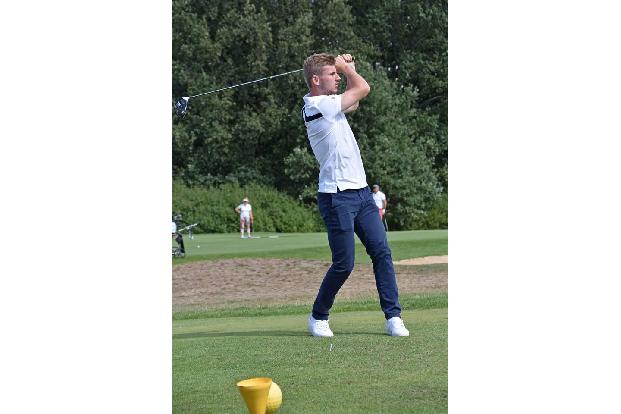 Sehr professionell sieht es aus, wenn Fußballspieler Timo Werner den Schläger schwingt. Seinem weit geflogenen Ball schaut e...
