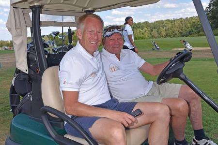 ...wurde er dann im Golf-Caddy von Unternehmer Joachim Hunold weiter chauffiert. Im Gegensatz zu...
