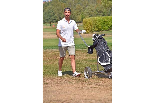 ...Florian Silbereisen, der seine Golftasche fleißig selbst über den Rasen zum nächsten Loch schiebt. Der Schlagerstar ist e...
