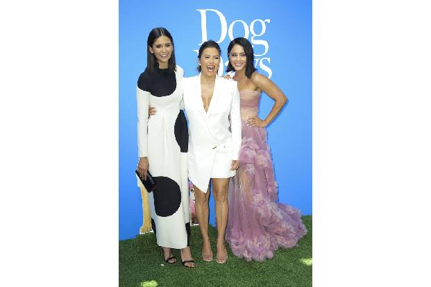...Eva Longoria und Vanessa Hudgens ablichten, die sichtlich Spaß miteinander hatten und dank 'Dog Days' offenbar neue Freun...