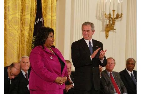 2005 zeichnete der damalige US-Präsident George W. Bush die Musikerin mit dem Medal of Freedom Award für ihre wohltätige Arb...
