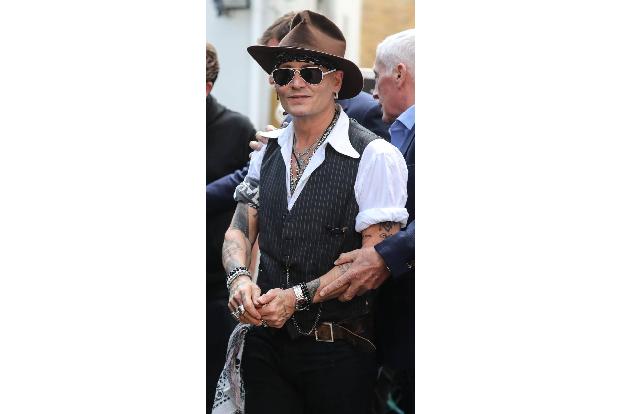 ...Johnny Depp, denn er sammelt Puppen. Dazu gehören nicht nur Puppenversionen von Rollen, die er selbst einmal gespielt hat...