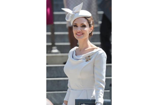 ...Angelina Jolie, denn sie sammelt Messer in allen Formen und Farben. Dabei hat sie doch zahlreiche Kinder im Haus, die von...