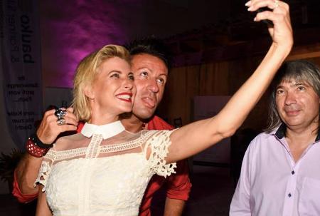 ...gerne ablenken. Von Giulia Siegel und ihrem Handy beispielsweise. Ob es dieser Schnappschuss auf den Instagram-Account de...