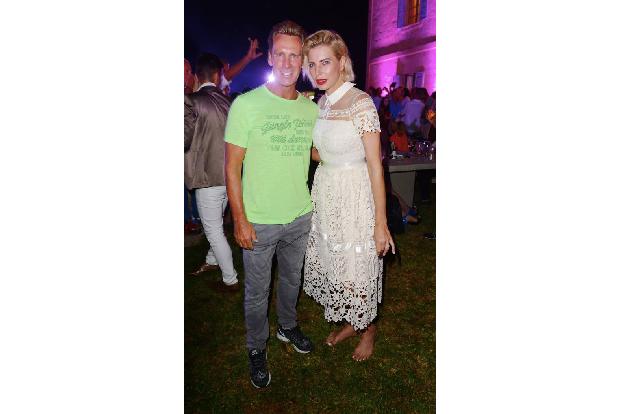 ...hieß es für Giulia und 'Big Brother'-Legende Jürgen Milski. Wir finden allerdings, der Moderator hätte sich mehr Mühe in ...