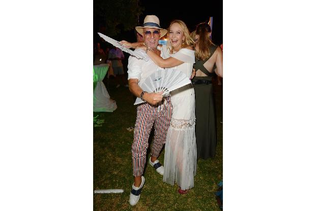 ...Modedesigner Thomas Rath und Sängerin Kristina Bach. Der Hut, die Sonnenbrille, die fließenden und hellen Outfits, die Fä...