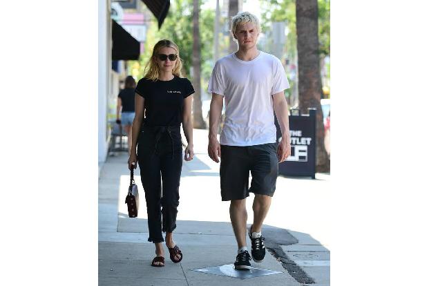 Anfang April schlenderten Emma Roberts und Evan Peters durch die Straßen von Los Angeles. Sie sind nicht die einzigen Promi-... Anfang April schlenderten Emma Roberts und Evan Peters durch die Straßen von Los Angeles. Sie sind nicht die einzigen Promi-...