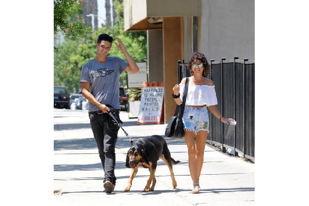 Mit dem Hund geht es für Sarah Hyland und Wells Adams durch die Straßen des sonnigen Kaliforniens. Der DJ und die Schauspiel...