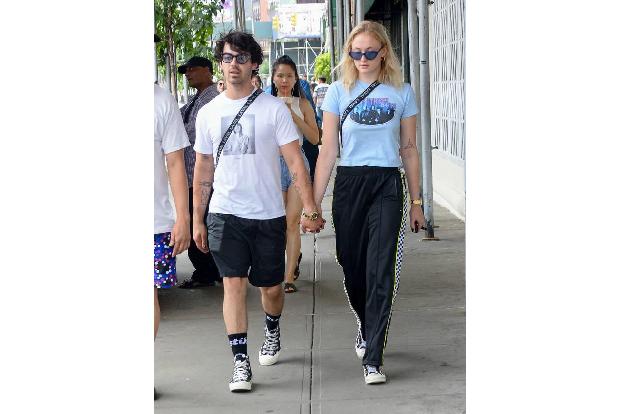 Verliebt, verlobt und verdammt lässig sind auch Joe Jonas und Sophie Turner in New York unterwegs. Im Oktober 2017 stellte d...