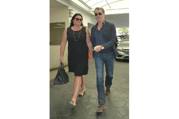 James Bond auf geheimer Lunch-Mission: Hier haben die Paparazzi Pierce Brosnan und seine Frau Keely Shaye Smith nach einem g...