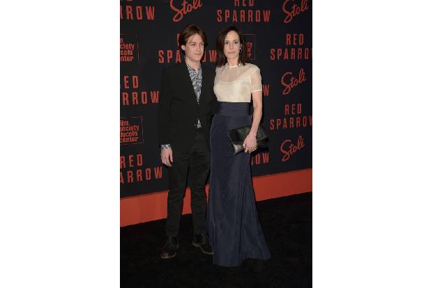 ...Schauspielerin Mary-Louise Parker stolz neben ihrem 14 Jahre alten Sohn William. Dabei hatte alles so tragisch begonnen: ...
