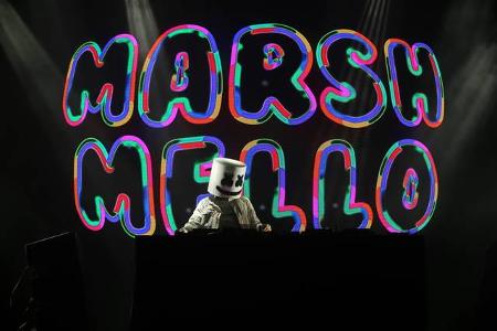 Marshmello wäre nicht Marshmello ohne seine witzige Kopfbedeckung. Die nimmt der Star nie ab - nicht einmal bei seinen Kochv...