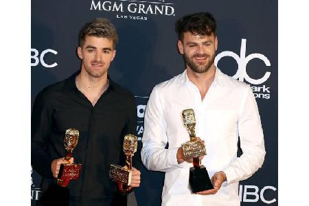 Silber geht an das US-Duo The Chainsmokers. Alex Pall und Andrew Taggart brachten uns mit 'Closer' und 'Something Just Like ...