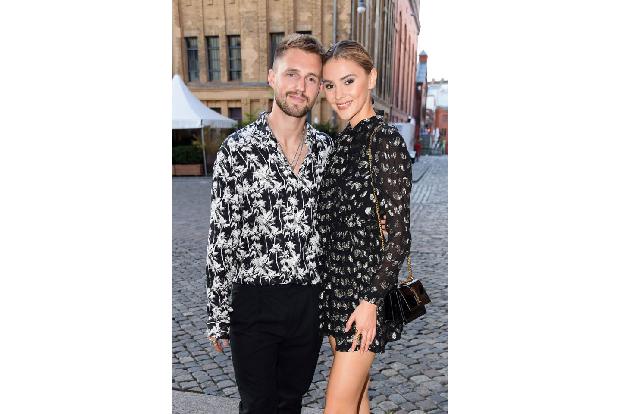 ...ihrem Freund Marcus Butler, der genau wie Stefanie ein Social-Media-Star ist. Das Model und der britische YouTuber strahl...