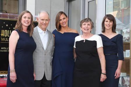 ...hatten sich auch ihre beiden Schwestern Melissa Garner Wylie und Susannah Kay Garner Carpenter und ihre Eltern William Jo...