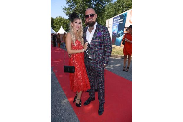 ...YouTuberin Jessi Cooper: Ihr rotes Kleid ist ein echter Hingucker - perfekt also, dass sich die Freundin von 'Bachelorett...