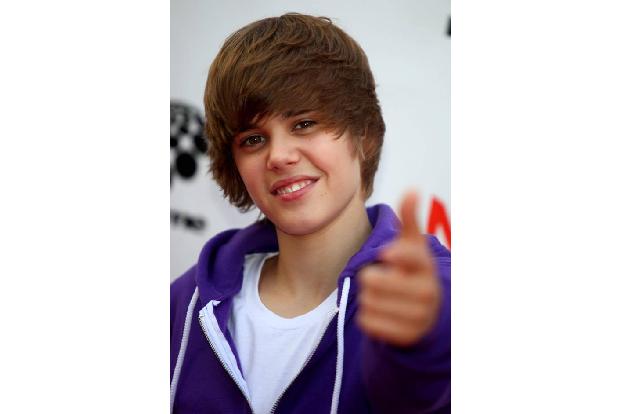 ...hier ein Foto von Biebs zu Beginn seiner Karriere. Achja, wie die Zeit vergeht. Mit seinem süßen Look sang sich der Kanad...