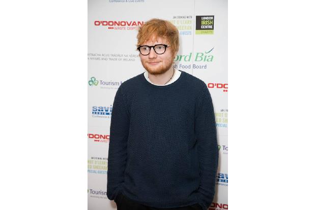 König der Superlative: Ed Sheerans Song 'Shape of You' ist mit 26 Millionen Downloads der meist verkaufte Track im Internet ... König der Superlative: Ed Sheerans Song 'Shape of You' ist mit 26 Millionen Downloads der meist verkaufte Track im Internet ...