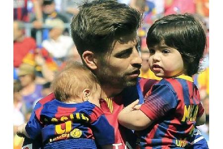 Fußballgott Gerard Piqué hält 2015 nach einem Spiel in Barcelona seine beiden Söhne Milan und Sasha in den Armen. Seine Lebe...