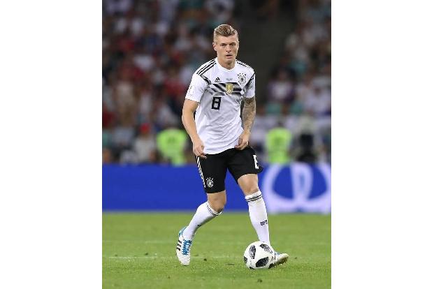 Auch Real-Madrid-Spieler Toni Kroos kann nach einem langen Spieltag in die Arme seiner kleinen Familie fallen. Zusammen mit ...