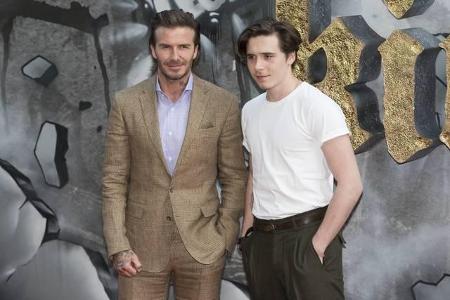 Zuletzt noch der Superstar unter den Super-Fußballdaddys: David Beckham, hier mit seinem ältesten Brooklyn, hat insgesamt vi...