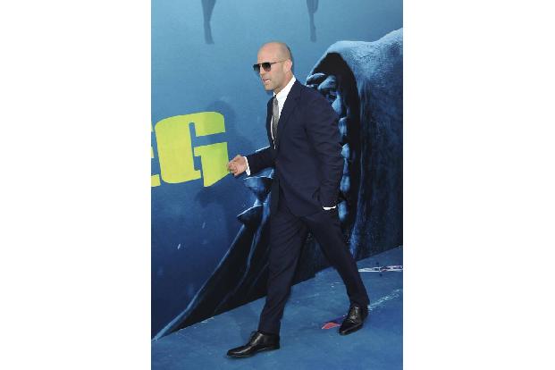 Jason Statham ist der Hauptdarsteller des aktuellen Thrillers, in dem er gegen das größte Meeresungeheuer aller Zeiten antri... Jason Statham ist der Hauptdarsteller des aktuellen Thrillers, in dem er gegen das größte Meeresungeheuer aller Zeiten antri...