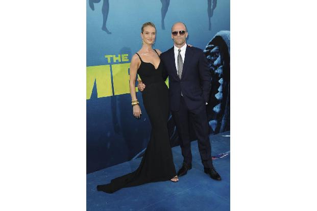 ...Rosie Huntington-Whiteley konnte sich der Brite zumindest bei der Premiere verlassen, denn das schöne Model begleitete ih...