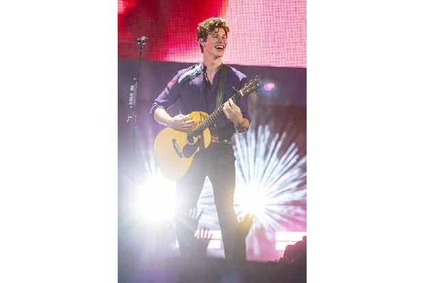 ...Mädchenschwarm Shawn Mendes. Der Sänger eröffnete mit seiner Performance die Show nicht nur, sondern sahnte auch vier Pre...