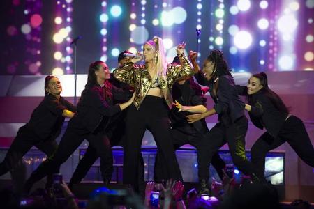 ...Powerfrau Meghan Trainor die Bühne. Sie umgab sich lieber mit einer Menge sexy Tänzerinnen und Tänzer - keine schlechte W...