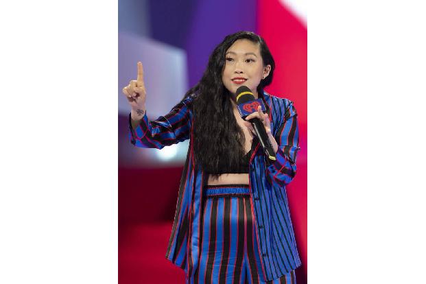 ...Showbiz': Rapperin Awkwafina. Die 29-Jährige war Host des Abends und präsentierte sich in gefühlt 100 verschiedenen Outfi...