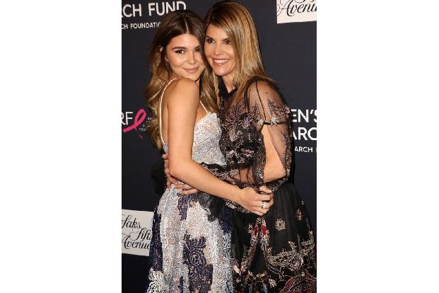 ...strahlen auch YouTuberin Olivia Jade und ihre Schauspieler-Mama Lori Loughlin aus. Frauen-Power gegen den Krebs schadet s...