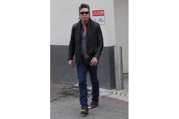 ...schlimmer Finger war auch Mickey Rourke. Im wahrsten Sinne des Wortes! Der Schauspieler wurde 1994 wegen häuslicher Gewal...