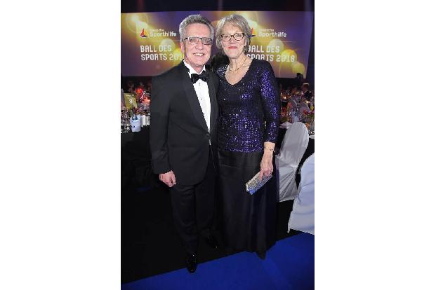 ...zu schweben, macht ja schließlich auch nur halb so viel Spaß. Minister Thomas de Maizière brachte zum Ball des Sports sei...