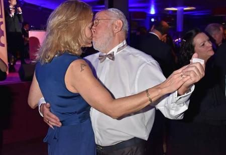 ...die Fotografen drauf halten. Geknuscht und geküsst wird einfach immer und überall. Doch konnte Didi seine Christiane imme...