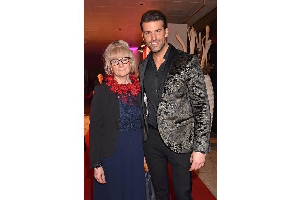 ...nicht ihren Partner mit, zu ihren Liebsten zählte die Begleitung dennoch. Jay Khan hatte Mama Evelyn im Schlepptau und...