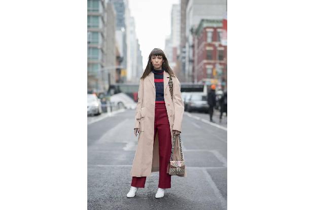 Was man im Winter 2018 tragen wird, sieht man aktuell auf den Laufstegen in New York. Doch eigentlich sind die Straßen des B... Was man im Winter 2018 tragen wird, sieht man aktuell auf den Laufstegen in New York. Doch eigentlich sind die Straßen des B...
