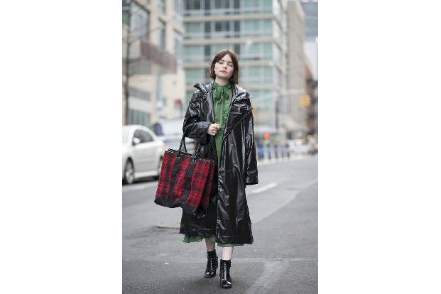 ...Tasche, daran kommt man derzeit einfach nirgendwo vorbei. So auch nicht auf der New York Fashion Week. Dort sah...