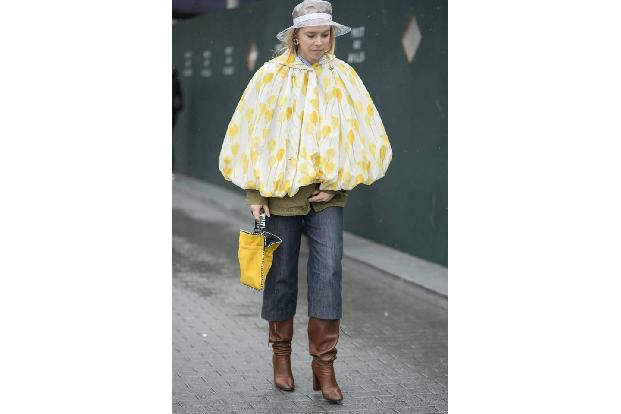 ...man wohl so schnell ebenfalls nicht noch einmal sehen wird, ist dieses Cape. Dank Regen wird man auf Fashion Weeks eben k...