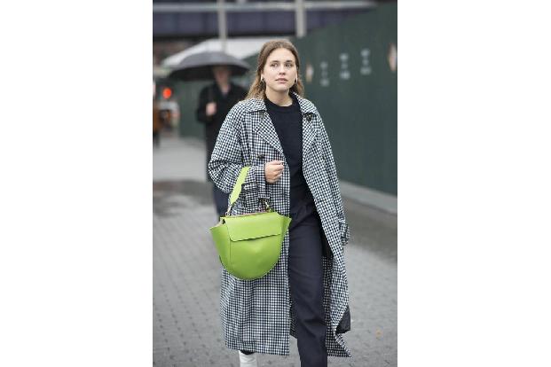 ...nicht ist, kann wie immer zu einem Trenchcoat greifen. Und der kommt diese Saison auch gerne mal - wie kann es auch ander...