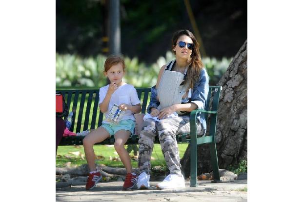...natürlich auch Tochter Haven verbringt Jess einen sonnigen Tag im Coldwater Canyon Park in Beverly Hills. Als frisch geba...