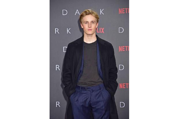 ...Louis Hofmann für seine Hauptrolle in der Netflix-Serie 'Dark' nicht schon genug gefeiert wurde, durfte er jetzt auch noc...