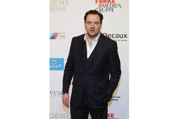 ...siegte in der Kategorie Bester deutscher Fernsehfilm: Schauspieler Charly Hübner und die Crew von 'Jürgen - Heute wird ge...