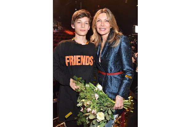 ...Ursula Karven kam mit Sohn Liam. Daumen drücken musste der Teenager allerdings nicht, denn seine berühmte Mama ist seit J...