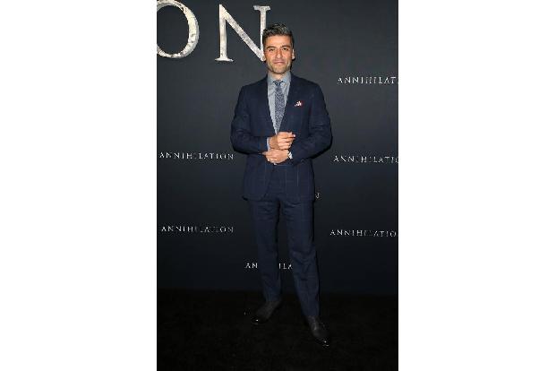 ...schlich sich unter die gut gekleideten Damen und stand ihnen in Nichts nach: 'Star Wars'-Star Oscar Isaac. Wer sich noch...